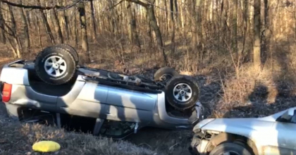Accident grav pe soseaua Balcani. O femeie, transportata de urgenta la spital. Doua masini s-au ciocnit si au ajuns intr-un sant Accident grav pe soseaua Balcani. O femeie, transportata de urgenta la spital. Doua masini s-au ciocnit si au ajuns intr-un sant