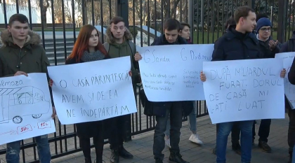 "Nu scumpiti taxa dorului de casa!" Mai multi tineri au protestat in fata Presedintiei - VIDEO