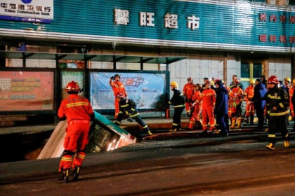 6 morti in China dupa ce drumul s-a surpat si a „inghitit” un autobuz plin cu calatori - VIDEO
