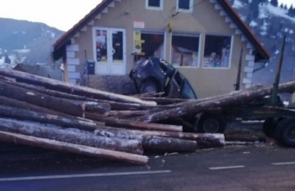 O femeie a murit, dupa ce masina ei a fost strivita de bustenii cazuti dintr-o remorca O femeie a murit, dupa ce masina ei a fost strivita de bustenii cazuti dintr-o remorca