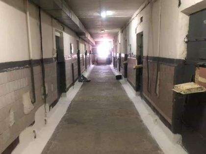 Viorel Morari ar fi fost plasat in celula din Penitenciarul nr. 13 in care a fost detinut si Gheorghe Petic. Fostul politist de frontiera vorbeste despre conditiile de acolo: "e plina cu paduchi, purici, microfoane si camere video"