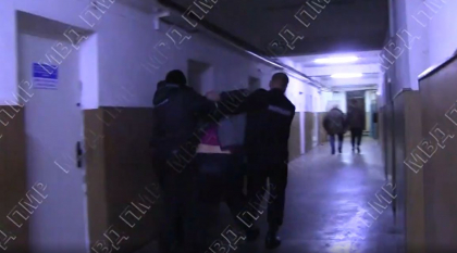 Urmarire ca in filme la Tighina. Momentul cand killerul, care a ucis un militian de 25 de ani, este retinut. Oamenii legii au dat buzna in casa acestuia - VIDEO