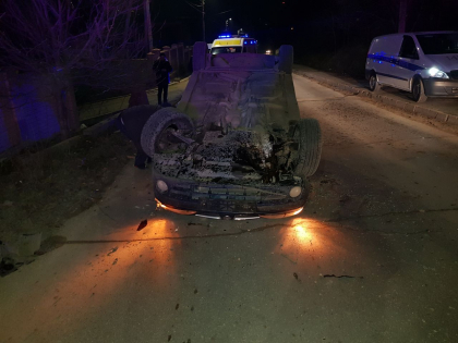 O femeie a ajuns la spital, dupa ce masina in care se afla s-a ciocnit intr-o placa de beton si s-a rasturnat, la Ialoveni. Politia: soferul ar fi fost orbit de farurile altui automobil care i-ar fi venit din fata O femeie a ajuns la spital, dupa ce masina in care se afla s-a ciocnit intr-o placa de beton si s-a rasturnat, la Ialoveni. Politia: soferul ar fi fost orbit de farurile altui automobil care i-ar fi venit din fata