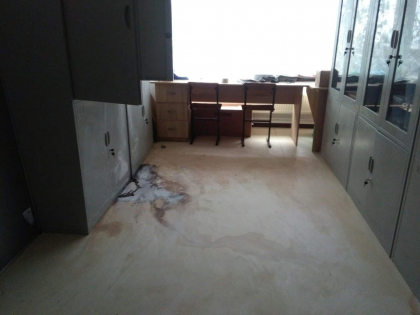 Doua profesoare, o laboranta si o femeie de serviciu au ajuns la spital dupa ce in cabinetul de chimie a unui liceu din Causeni a cazut un raft pe care se aflau recipiente cu diferite substante acide - FOTO