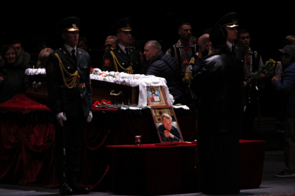 Stefan Petrache a fost inmormantat astazi. Rude, prieteni si artisti i-au adus ultimul omagiu la Palatul National „Nicolae Sulac” - GALERIE FOTO