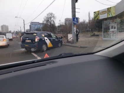 Era cat pe ce sa intre cu masina de taxi intr-o subterata. Accident pe o strada din capitala - FOTO