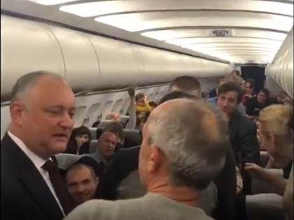 Igor Dodon - din nou la Moscova. Acesta a postat un filmulet din avion unde pasagerii au discutat si au facut fotografii cu seful statului - VIDEO