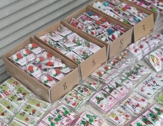 Martisoarele sunt deja in vanzare pe strazile capitalei. La mijloc de iarna - comerciantii au scos pe tarabe simbolul primaverii - FOTO Martisoarele sunt deja in vanzare pe strazile capitalei. La mijloc de iarna - comerciantii au scos pe tarabe simbolul primaverii - FOTO