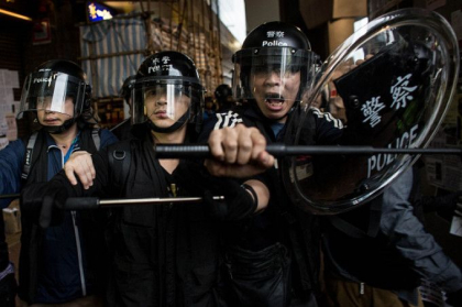 Proteste pentru democratie in Hong Kong. Politistii perchezitioneaza manifestantii Proteste pentru democratie in Hong Kong. Politistii perchezitioneaza manifestantii