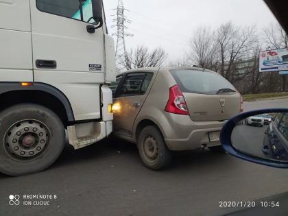 O masina, la un pas de a fi strivita de un camion pe o strada din capitala - FOTO O masina, la un pas de a fi strivita de un camion pe o strada din capitala - FOTO