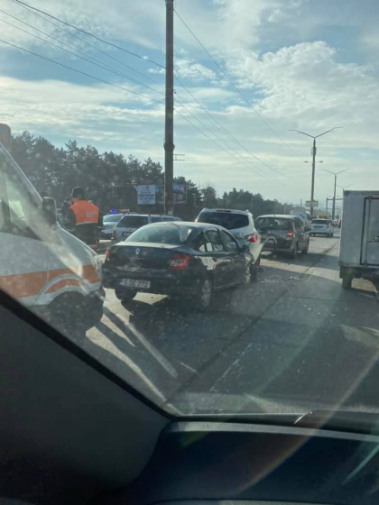 Un sofer, care ar fi fost drogat, a provocat un accident in lant pe o strada din capitala. Alt sofer, transportat la spital - FOTO