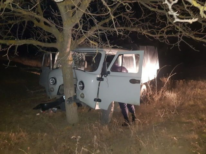 Accident la Causeni. O masina a intrat violent intr-un copac de pe marginea drumului. Soferul a fugit de politie - GALERIE FOTO Accident la Causeni. O masina a intrat violent intr-un copac de pe marginea drumului. Soferul a fugit de politie - GALERIE FOTO