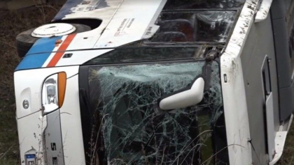 Bilant tragic dupa ce un autobuz plin cu elevi a derapat si a cazut intr-o rapa - VIDEO Bilant tragic dupa ce un autobuz plin cu elevi a derapat si a cazut intr-o rapa - VIDEO