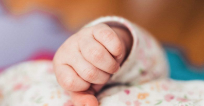 Un prunc, abandonat in voia sortii in capitala. Micutul a fost transportat la spital. Ce spun oamenii legii