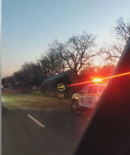 Accident la Peresecina. Un tir a derapat de pe sosea si s-a rasturnat intr-un sant. Politia - la fata locului - VIDEO