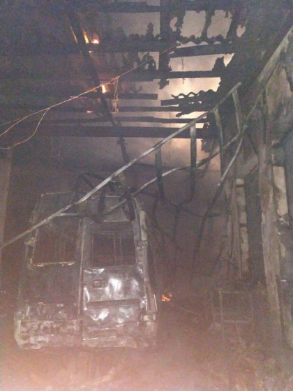 Incendiu devastator la Calarasi. Un microbuz, care se afla intr-un garaj, a ars in totalitate - GALERIE FOTO