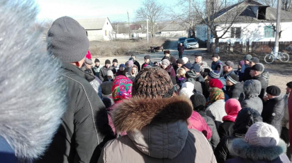 Panica in Delacau, Anenii Noi. Satenii au iesit sa protesteze: nu vor ca in localitate sa fie deschisa o cariera de nisip in locul unor livezi cu sute de pomi - GALERIE FOTO