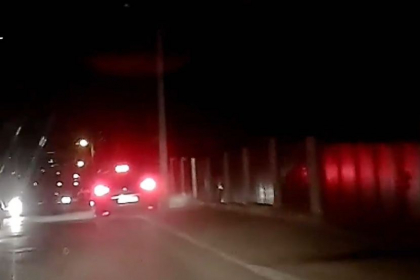Momentul in care un sofer vireaza brusc de pe sosea pe trotuar: era cat pe ce sa se izbeasca intr-un stalp - VIDEO