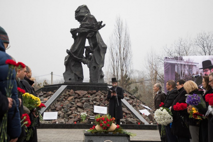 Flori si lumanari in memoria victimelor Holocaustului, la Chisinau. Ceremonia a adunat oameni care au simtit pe propria piele ororile comise de regimul nazist - GALERIE FOTO
