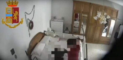 Ingrijitoare romanca, arestata dupa ce a batut crunt italianca de care trebuia sa aiba grija - VIDEO Ingrijitoare romanca, arestata dupa ce a batut crunt italianca de care trebuia sa aiba grija - VIDEO