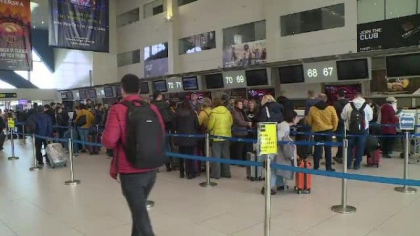 O stewardesa venita din Varsovia la Cluj ar fi intrat in contact cu doi colegi confirmati cu coronavirus O stewardesa venita din Varsovia la Cluj ar fi intrat in contact cu doi colegi confirmati cu coronavirus