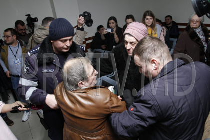 Scandal si imbranceli la Curtea de Apel. Un barbat, care-l invinuia pe Filat de omoruri la comanda, scos pe sus din institutie, iar sedinta - intrerupta - GALERIE FOTO Scandal si imbranceli la Curtea de Apel. Un barbat, care-l invinuia pe Filat de omoruri la comanda, scos pe sus din institutie, iar sedinta - intrerupta - GALERIE FOTO