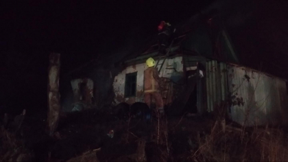 Un barbat a ars de viu in propria casa, intr-un incendiu devastator, la Causeni. Patru autospeciale au intervenit pentru a stinge flacarile - GALERIE FOTO Un barbat a ars de viu in propria casa, intr-un incendiu devastator, la Causeni. Patru autospeciale au intervenit pentru a stinge flacarile - GALERIE FOTO