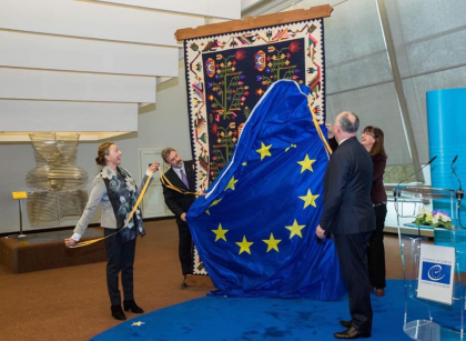 Igor Dodon, aflat intr-o vizita la Strasbourg, a dus in dar Consiliului Europei un covor. Cum isi motiveaza gestul - FOTO Igor Dodon, aflat intr-o vizita la Strasbourg, a dus in dar Consiliului Europei un covor. Cum isi motiveaza gestul - FOTO