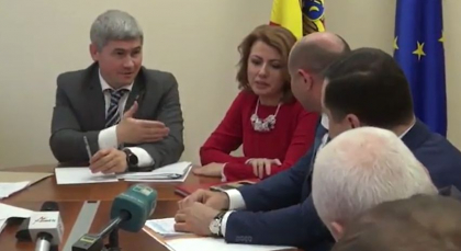 Moment jenant la parlament. Alexandru Jizdan, catre un deputat ACUM: "-D-voastra cine sunteti? -Deputat. Arina Spataru. -Imi cer scuze. V-ati imbracat in alta rochie. Credeam ca sunteti jurnalist si, oleaca, m-am emotionat" - VIDEO