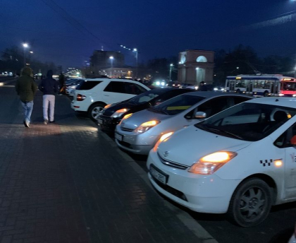 Zeci de soferi din capitala protesteaza impotriva scumpirii carburantilor