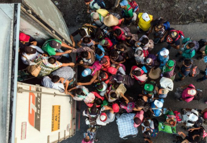 Aproape 300 de migranti mexicani, gasiti in doua camioane la granita cu Statele Unite Aproape 300 de migranti mexicani, gasiti in doua camioane la granita cu Statele Unite
