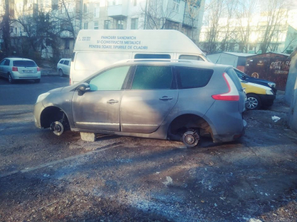 Fara roti si fara faruri. In asa stare si-au gasit autoturismele mai multi locuitori ai capitalei - GALERIE FOTO Fara roti si fara faruri. In asa stare si-au gasit autoturismele mai multi locuitori ai capitalei - GALERIE FOTO