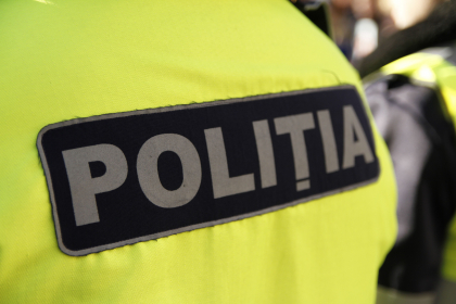 Accident pe o sosea din capitala. Un microbuz si un autoturism s-au ciocnit violent