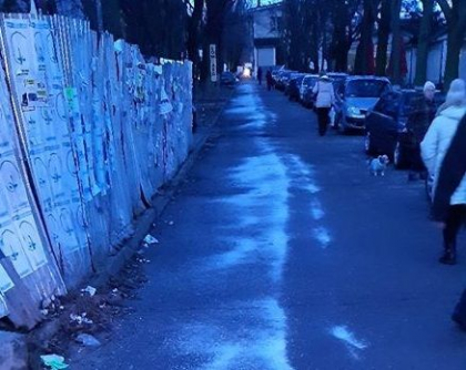 O strada din capitala, presarata cu sare: Martor: "Pentru ce, daca trotuarele sunt uscate?" - FOTO