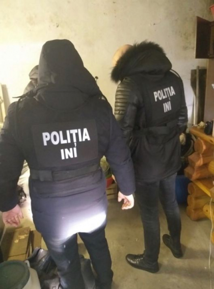 A postat un anunt pe internet si s-a ales cu oamenii legii la usa. Un barbat din Causeni, risca ani grei de inchisoare. Ce vindea acesta - GALERIE FOTO