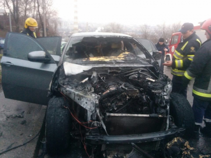 Ghinion pentru un sofer din capitala. Masina in care se afla s-a topit dupa ce aceasta a luat foc - FOTO Ghinion pentru un sofer din capitala. Masina in care se afla s-a topit dupa ce aceasta a luat foc - FOTO