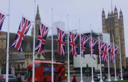Cum petrec britanicii noaptea de Brexit. Umor englezesc, dansuri si cantece Cum petrec britanicii noaptea de Brexit. Umor englezesc, dansuri si cantece