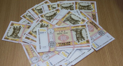 Au cerut 6 000 de lei pentru a-l scapa de pedeaspa pe un tanar care a condus drogat. Doi politisti din Sangerei, retinuti de CNA
