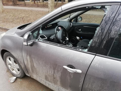 Dimineata cu ghinion pentru un locuitor al capitalei. Acesta si-a gasit masina cu geamurile sparte. Ce au furat faptasii - GALERIE FOTO