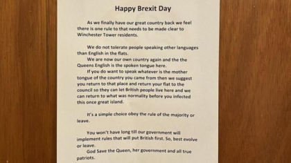 Brexit. Mesaj revoltator afisat intr-un bloc din Norwich: „Engleza e singura limba vorbita aici” Brexit. Mesaj revoltator afisat intr-un bloc din Norwich: „Engleza e singura limba vorbita aici”