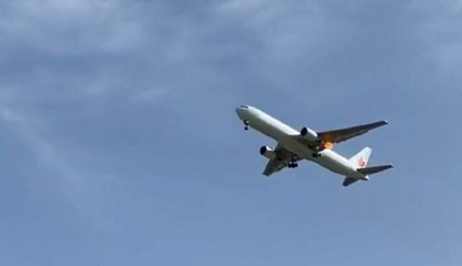 Un avion Air Canada survoleaza Madridul pentru a pierde combustibil inaintea unei aterizari de urgenta - VIDEO
Un avion Air Canada survoleaza Madridul pentru a pierde combustibil inaintea unei aterizari de urgenta - VIDEO