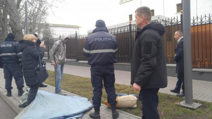 Protest deturnat la Presedintie. Un barbat cu nevoi speciale intentioneaza sa-l dea in judecata pe Igor Dodon/VIDEO - Anticoruptie.md Protest deturnat la Presedintie. Un barbat cu nevoi speciale intentioneaza sa-l dea in judecata pe Igor Dodon/VIDEO - Anticoruptie.md