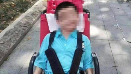 Un copil cu dizabilitati a murit dupa ce tatal lui a fost plasat in carantina din cauza coronavirusului Un copil cu dizabilitati a murit dupa ce tatal lui a fost plasat in carantina din cauza coronavirusului