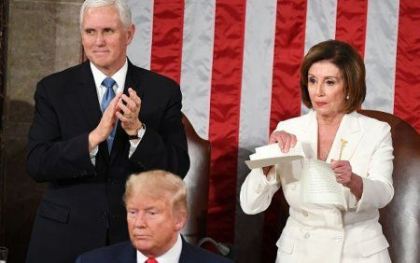 Donald Trump, sfidat de Nancy Pelosi. Democrata i-a rupt discursul privind Starea Natiunii Donald Trump, sfidat de Nancy Pelosi. Democrata i-a rupt discursul privind Starea Natiunii