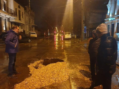 Ion Ceban inspecteaza „gaurile” din oras: „Asta e dovada lucrarilor necalitative efectuate de catre autoritati” - GALERIE FOTO