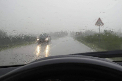 Atentie soferi. Conducerea autoturismului pe timp de ploaie abundenta poate fi periculoasa. Recomandarile politiei