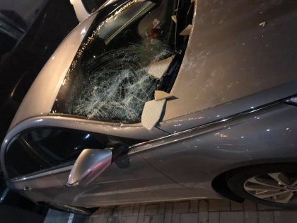 Ghinion pentru un sofer din capitala care si-a lasat automobilul parcat in fata unui magazin. O placa de beton i-a spart parbrizul - FOTO Ghinion pentru un sofer din capitala care si-a lasat automobilul parcat in fata unui magazin. O placa de beton i-a spart parbrizul - FOTO