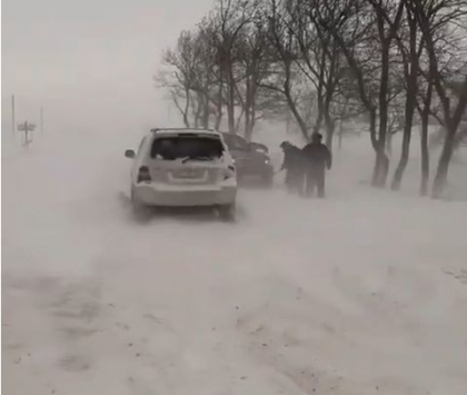 Ninsoarea da batai de cap soferilor. O masina a ramas blocata din cauza intemperiilor, iar in mai multe regiuni ale tarii a nins abundent - VIDEO