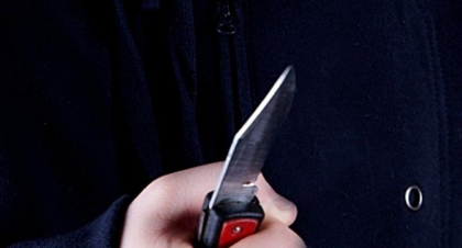 Caz socant la Dubasari. Un minor si-a injunghiat bunica pentru ca i-a interzis sa-si foloseasca gadgetul. Femeia, in stare grava la spital Caz socant la Dubasari. Un minor si-a injunghiat bunica pentru ca i-a interzis sa-si foloseasca gadgetul. Femeia, in stare grava la spital