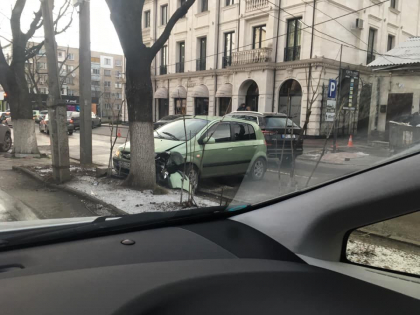 Accident grav pe strada Armeneasca din capitala. Un autoturism a ajuns intr-un copac - FOTO Accident grav pe strada Armeneasca din capitala. Un autoturism a ajuns intr-un copac - FOTO